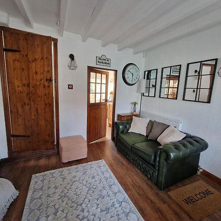 Black Cat Cottage - Heart Of Pickering Cosy Listed Cottage Kültér fotó